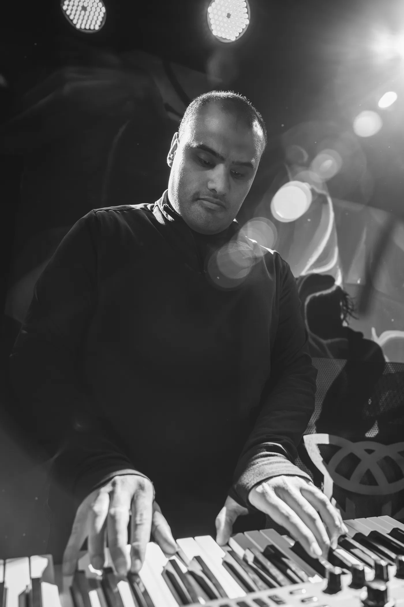 Manos sobre el teclado en blanco y negro