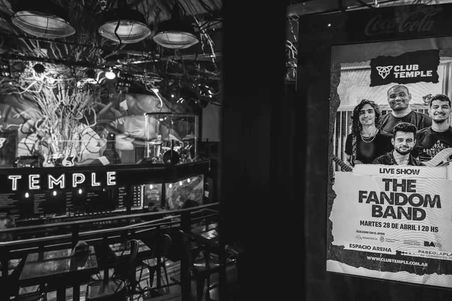 Afiche del show de The Fandom Band en la cartelera de Club Temple