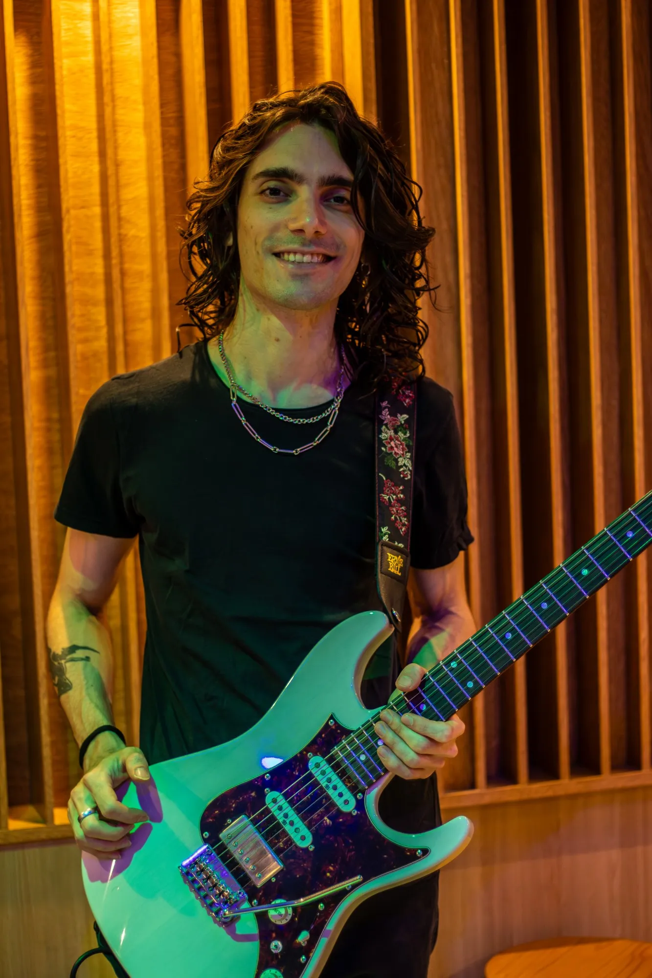Shimo Santoro con su guitarra eléctrica, en el estudio